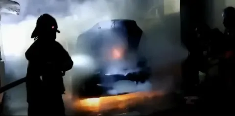 전기차 불 났을 때 진압하는 상황