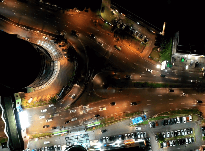 자동차-가득한-도로