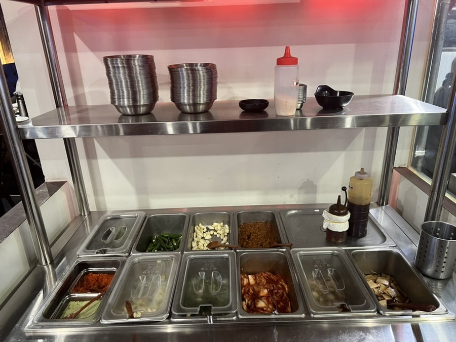 연산동 우대갈비 맛집 고짚 셀프바, 반찬과 소스를 자유롭게 이용 가능한 공간