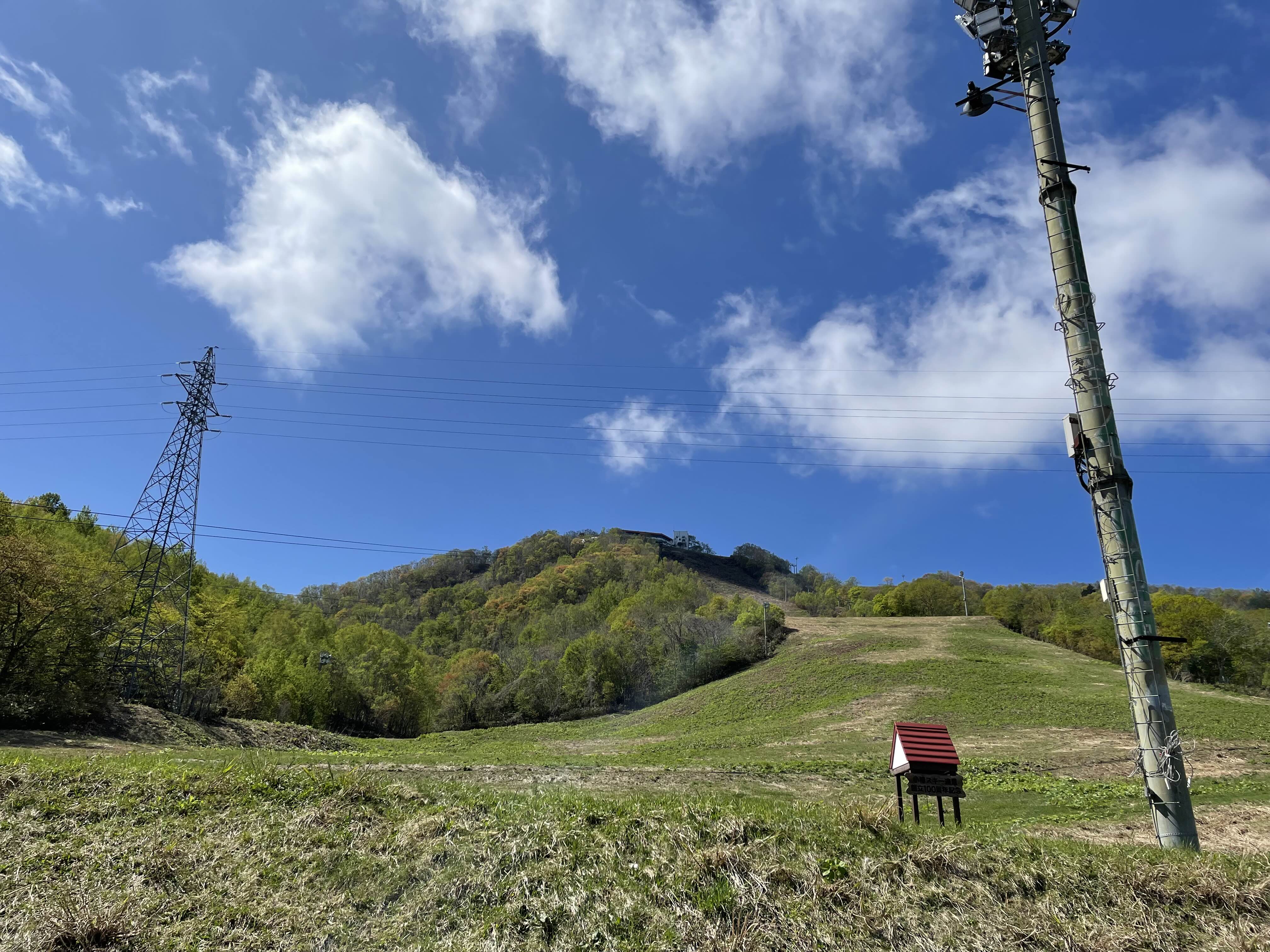로프웨이 타기 전 아래에서 올려다본 모습- 겨울에는 스키장으로 운영된다.