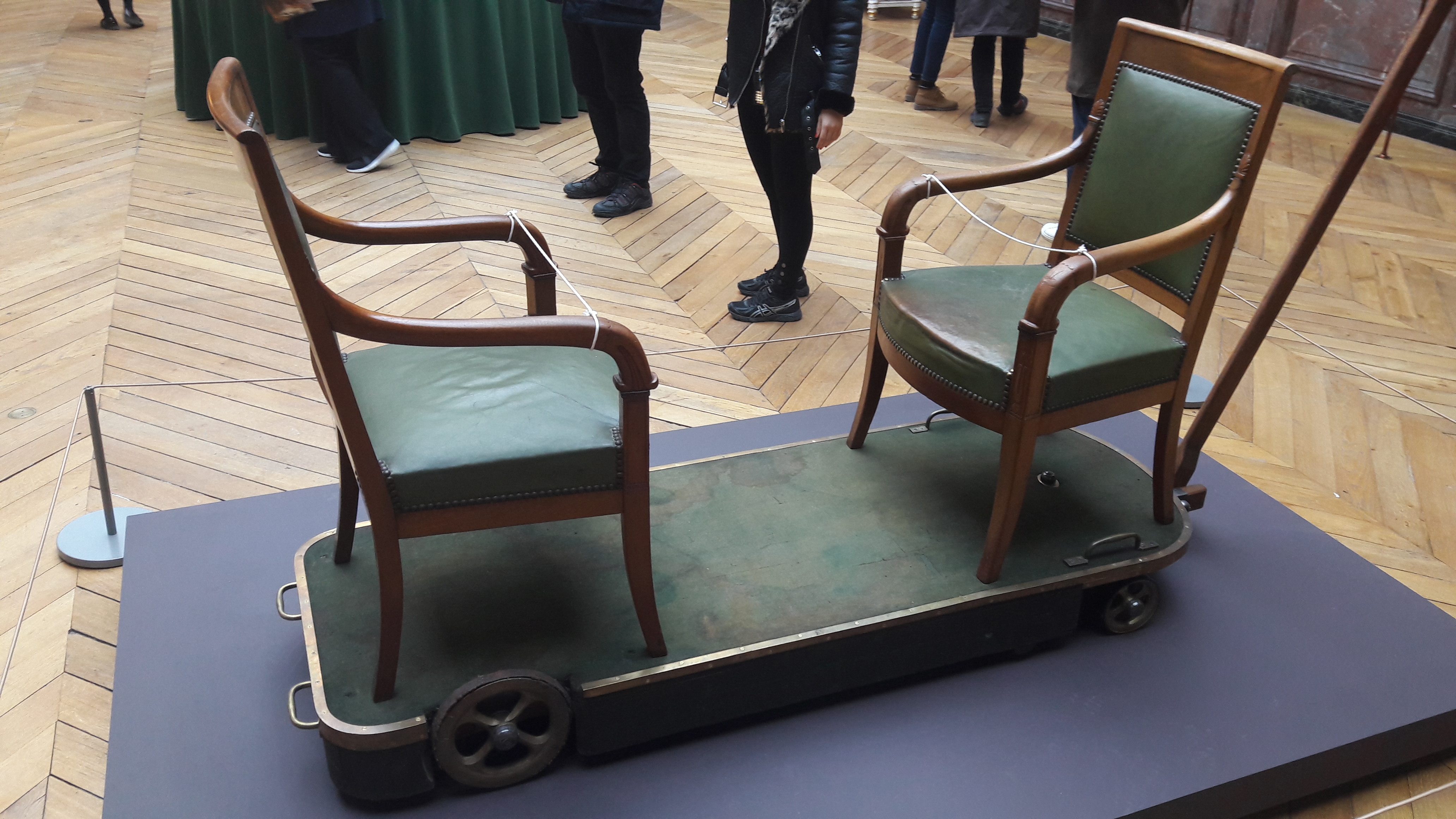 베르사유 궁전에 전시된 바퀴달린 의자