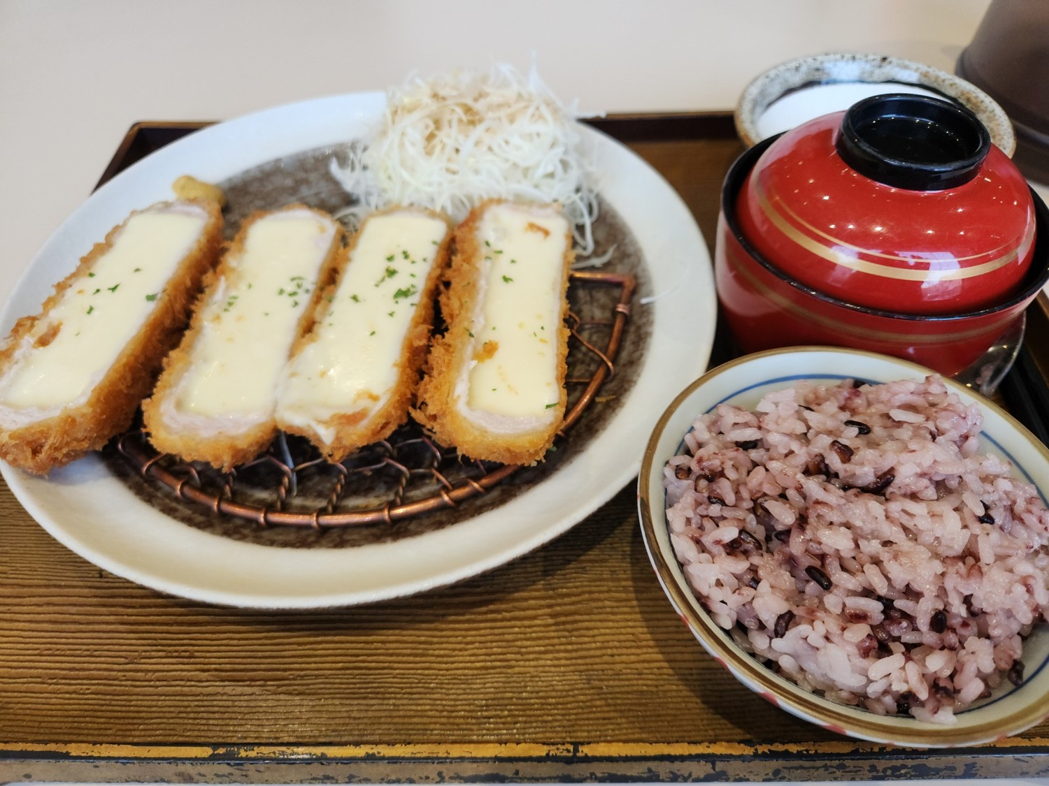 쟁반 위에 있는 치즈 돈까스의 모습