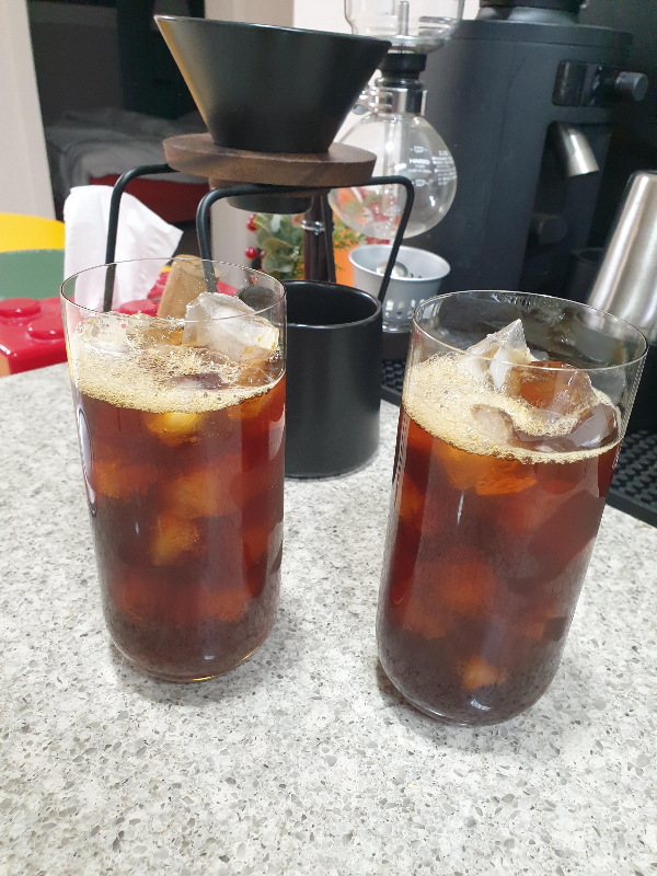 얼음컵 2개에 담긴 아이스커피 2잔