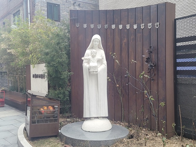 반포1동성당 성모자상