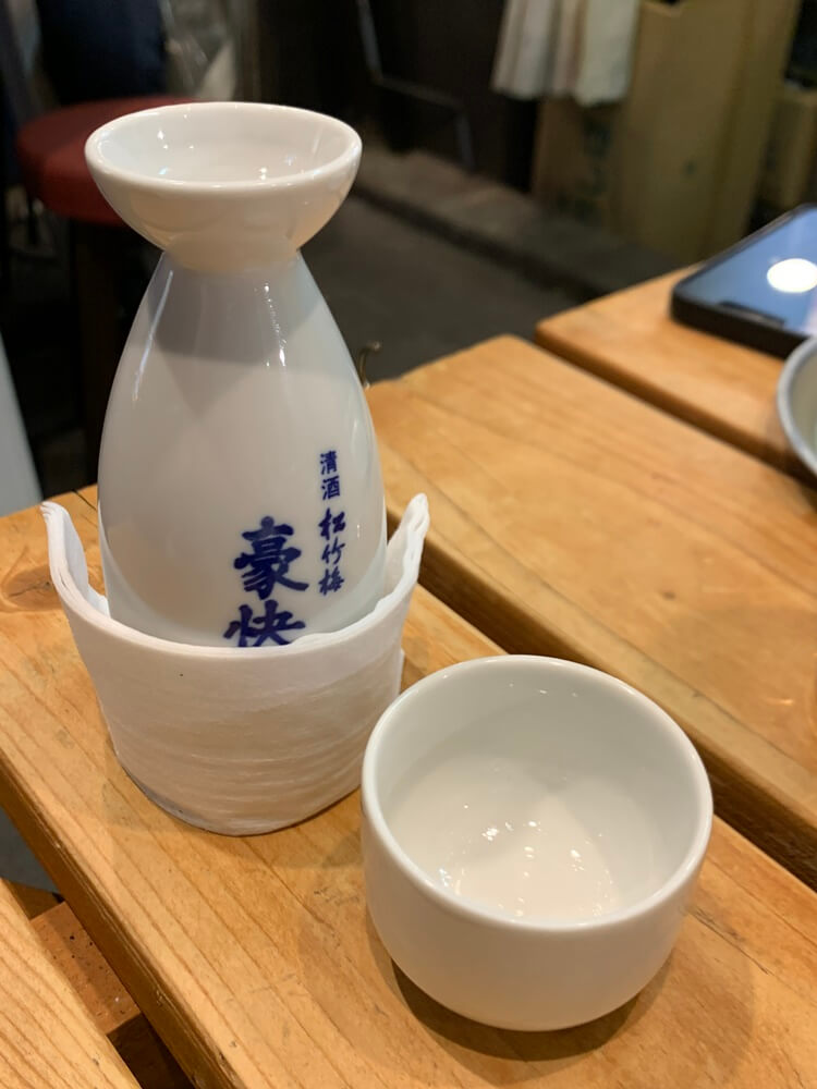 따뜻한 김이 나는 사케