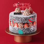 동그란 초코크림 테두리 크리스마스 모양 과자 위 세모뿔 3개