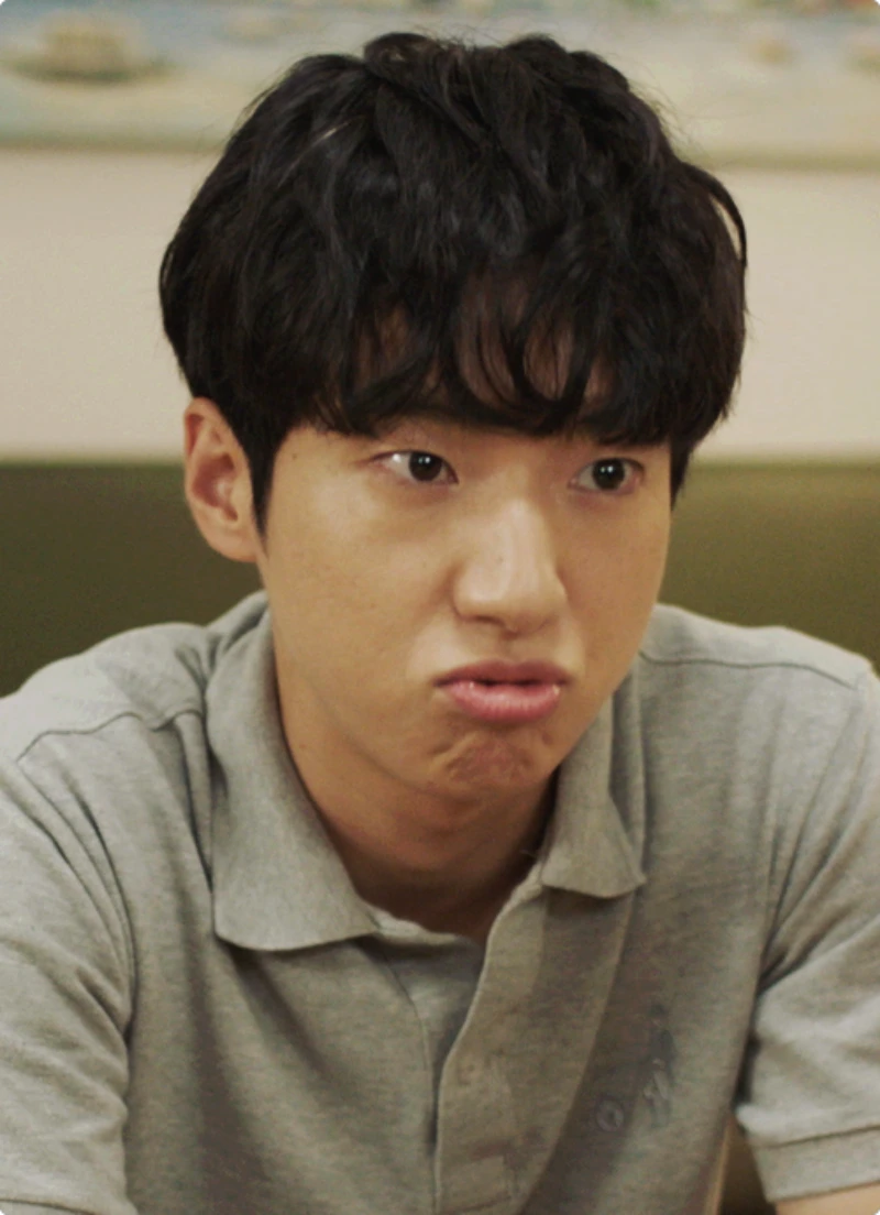 검은 곱슬머리를 하고 있는 드라마 남과 여에서 김형섭을 연기하는 배우 김현목