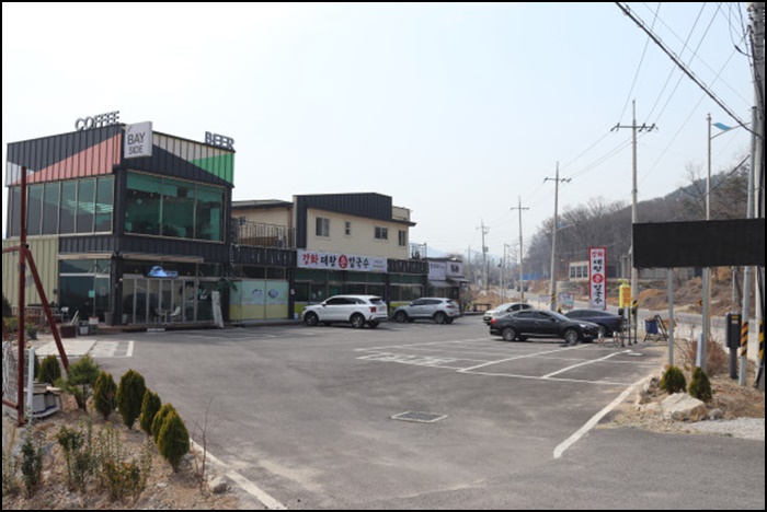 넓은-주차장이-구비된-건물-모습