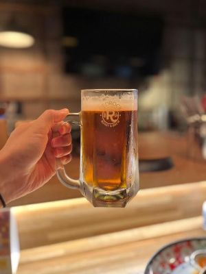 맥주를 들고 있음