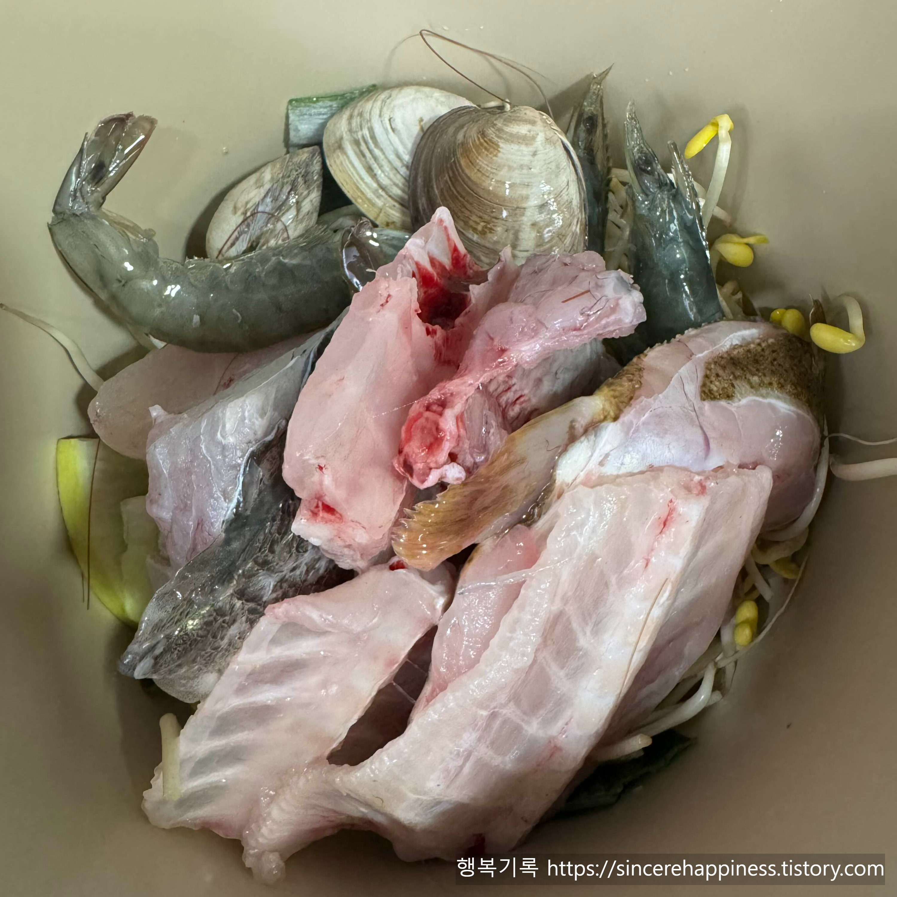 조개와 새우가 듬뿍 들어간 가락몰 횟집 얼큰한 매운탕 국물