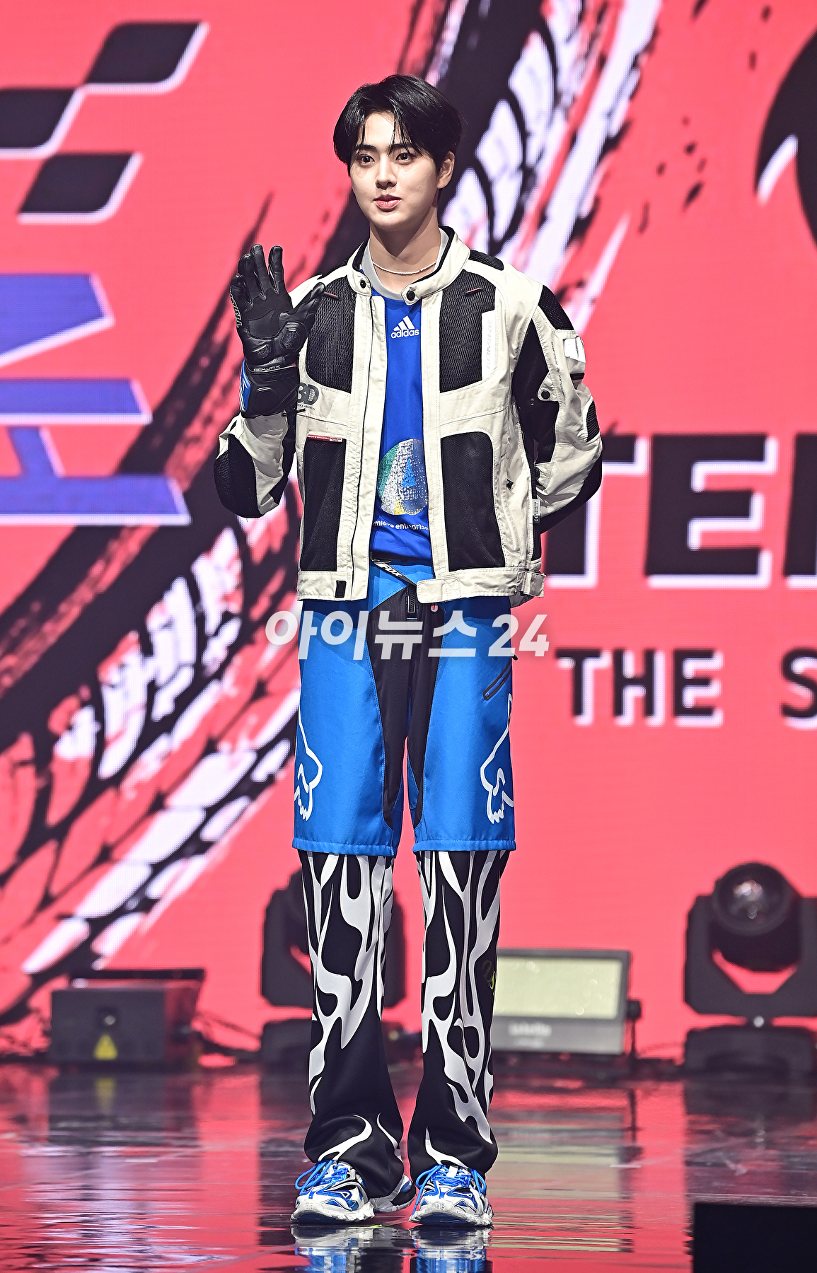 그룹 템페스트(TEMPEST) 은찬이 20일 오후 서울 목동 로운아트홀에서 열린 첫 번째 싱글 앨범 '폭풍 속으로' 쇼케이스에서 포토타임을 갖고 있다. [사진=곽영래 기자]