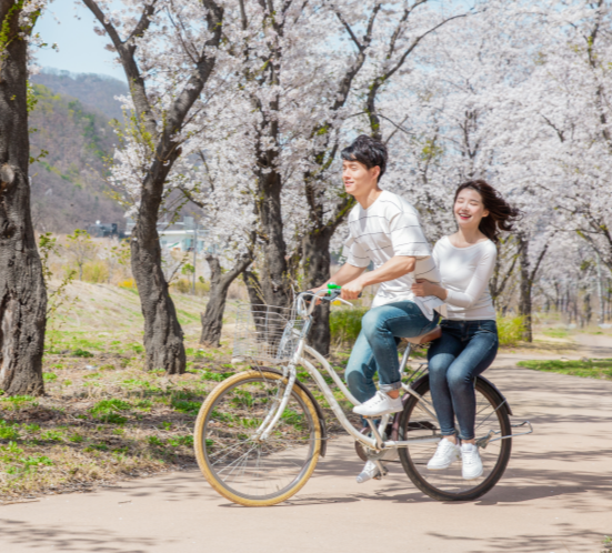 두사람이 함께 자전거를 타는 사진