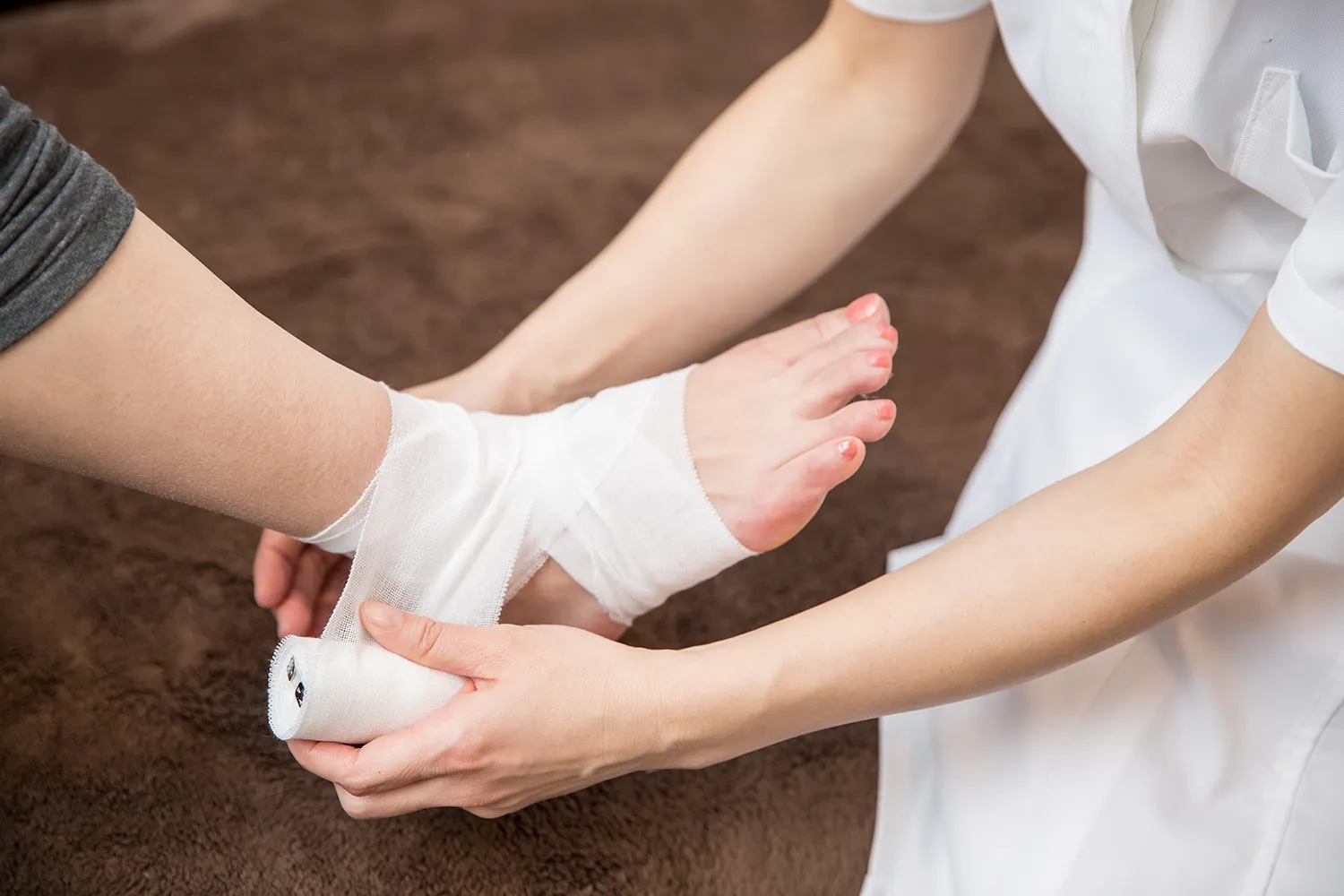 교통사고로 인해 다리에 붕대를 감고 있는 남성