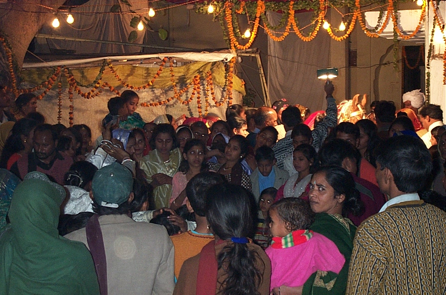 애들한테는 미안하지만 하숙집 근처 빈빈가? 중산층이 안되는 가난한 동네에서 있언던 결혼식입니다. 그래도 이정도 인파가 몰립니다.