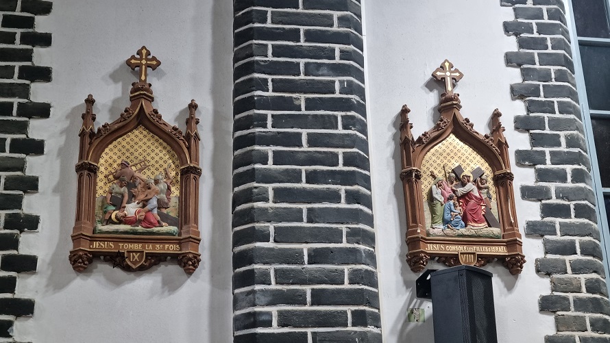 감곡성당 성전 안 십자가의 길 사진