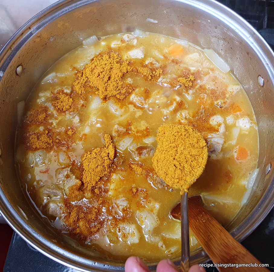 돼지고기 카레라이스에 들어갈 돼지고기와 야채 볶음 육수에 카레가루를 점점 더 넣는 사진