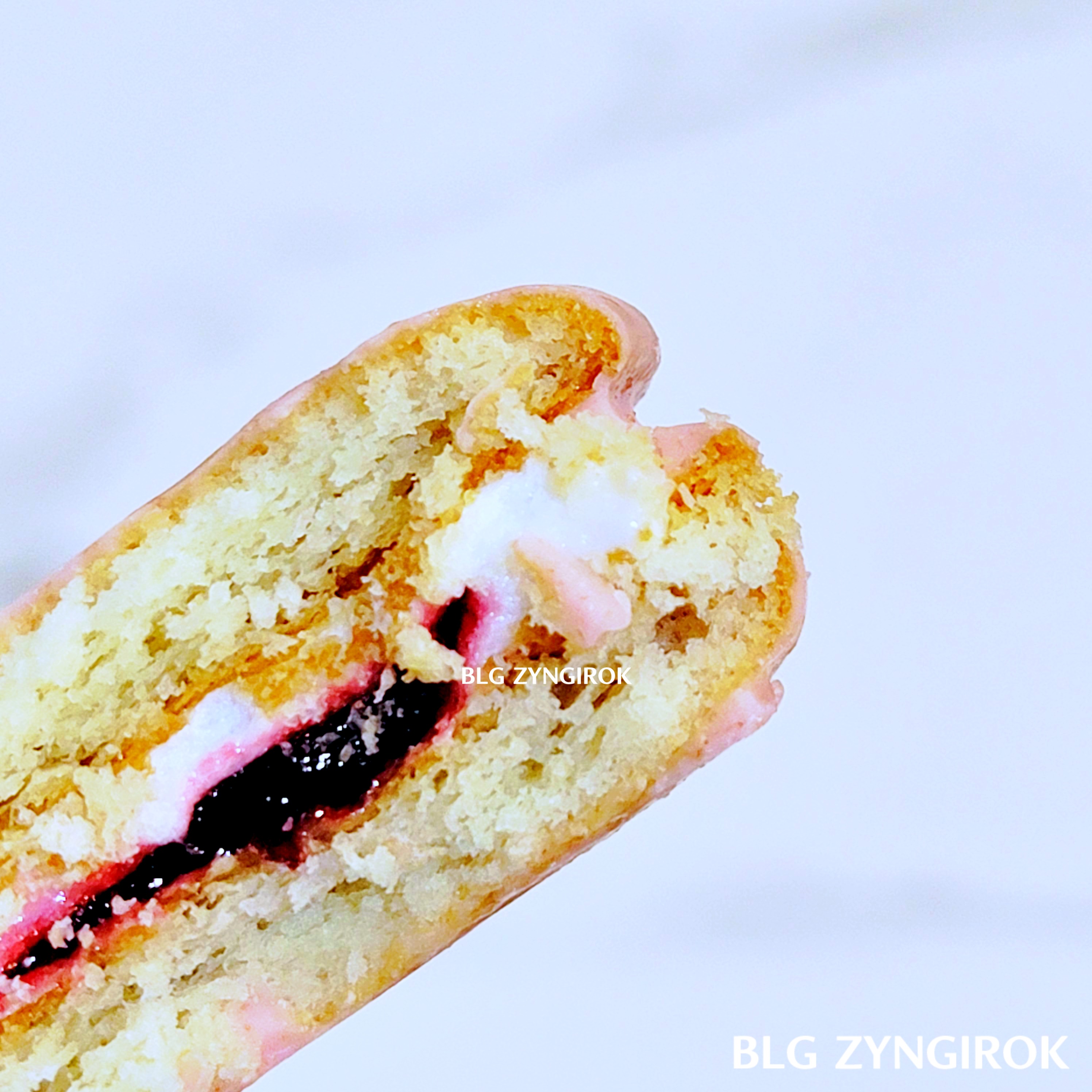 오리온 안녕 봄 한정판 - 초코파이 딸기를 한 입 베어문 단면모습이다.