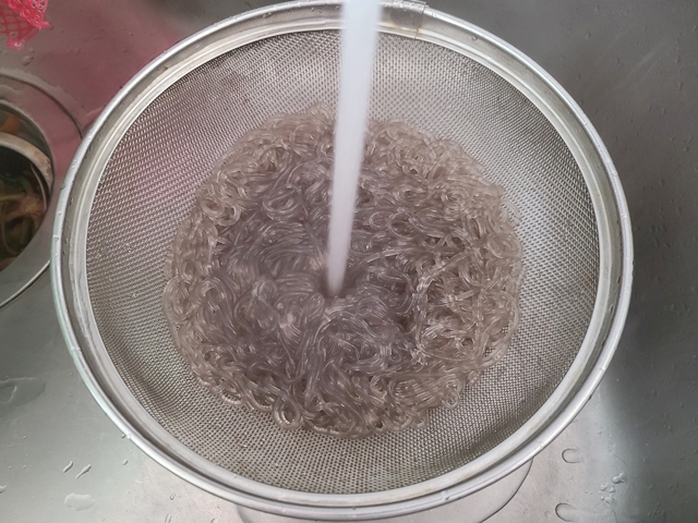 찬물에 헹구는 당면