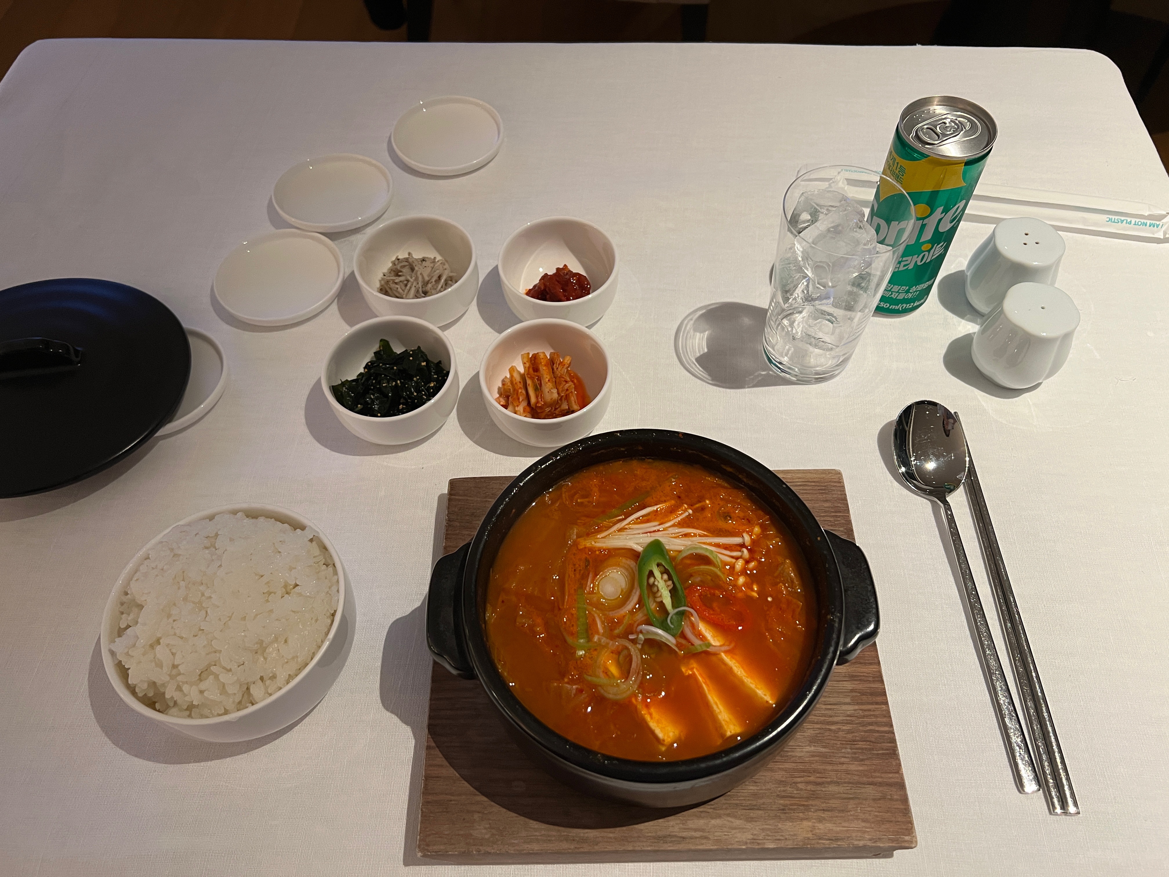 룸서비스-김치찌개