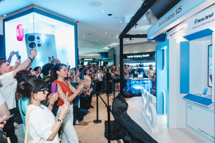 삼성전자는 7일부터 '갤럭시 S25 시리즈'를 전 세계 주요 국가에서 출시한다고 밝혔다. 사진은 칠레 수도 산티아고의 Cenco Costanera Mall에 위치한 삼성 스토어.