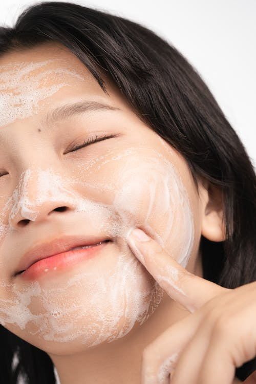 아침 세안, 꼭 해야 할까? 피부 타입별 아침 세안법 정리