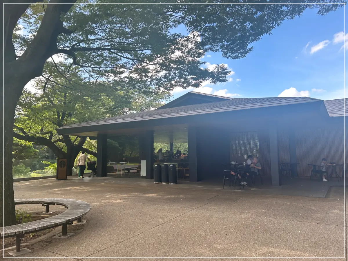 도쿄-신주쿠-쿄엔-안-스타벅스-정면-풍경