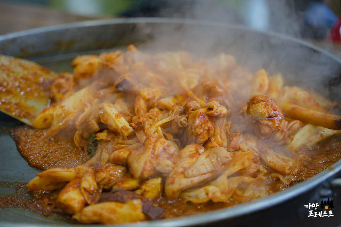 춘천 산속에 닭갈비 철판