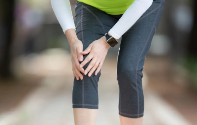 무릅이 아픈 여성