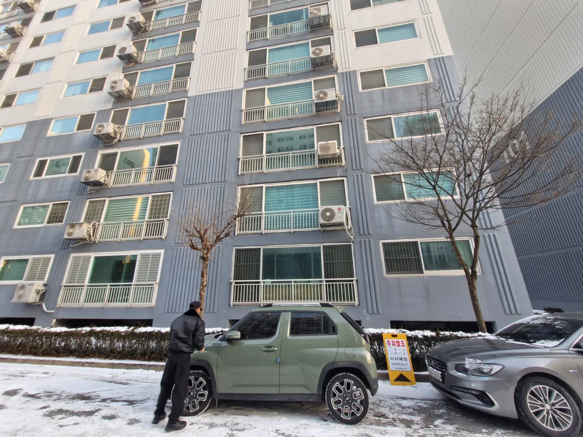 경비아저씨가-캐스퍼-차량-전화번호를-확인하는-모습