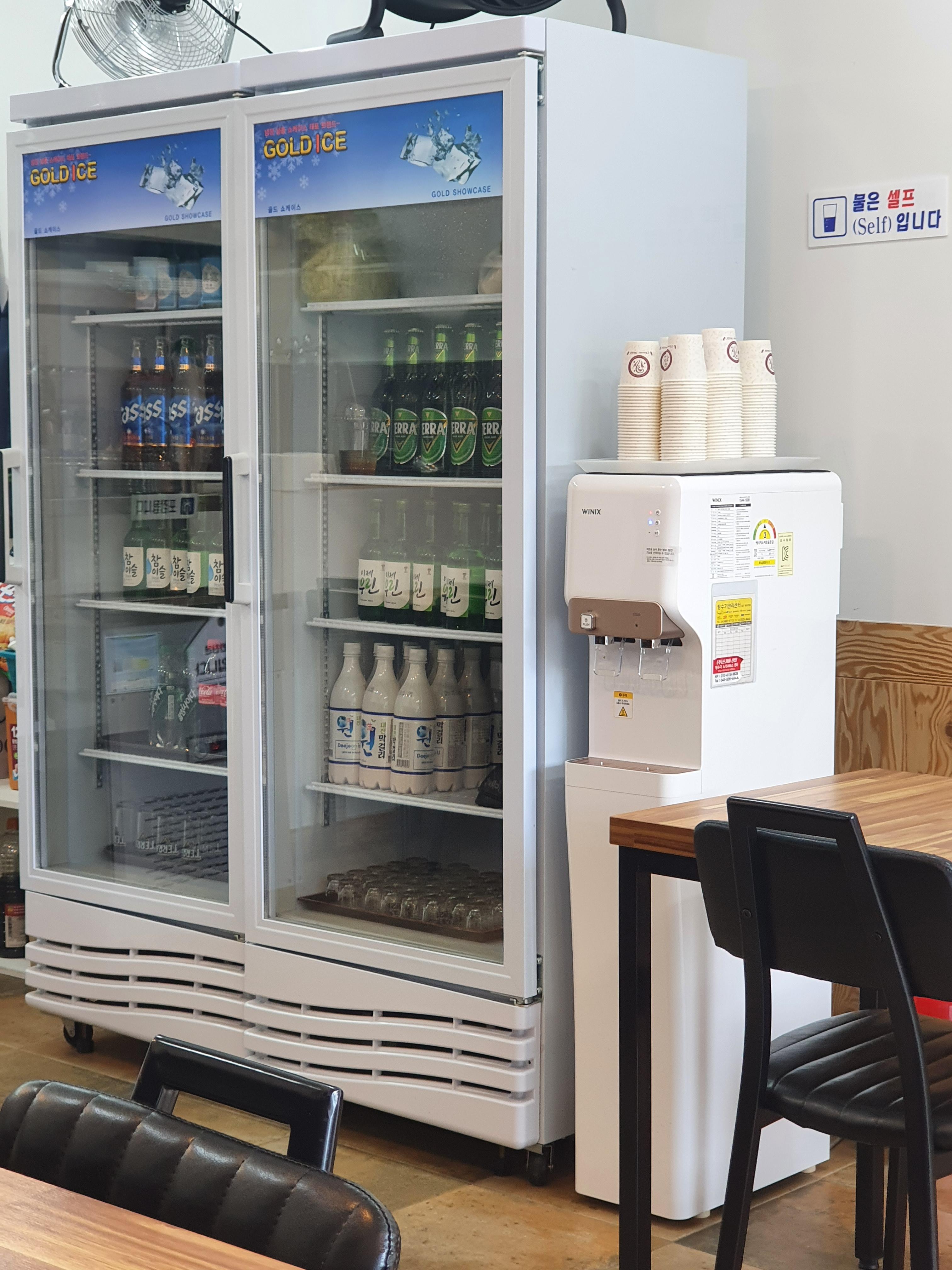국수 머꼬 전 머꼬 가게 매장사진 냉장고