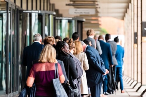 줄서서 기다리고 있는 사진