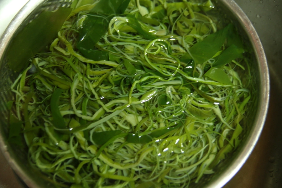 미역줄기 물에 씻는 모습