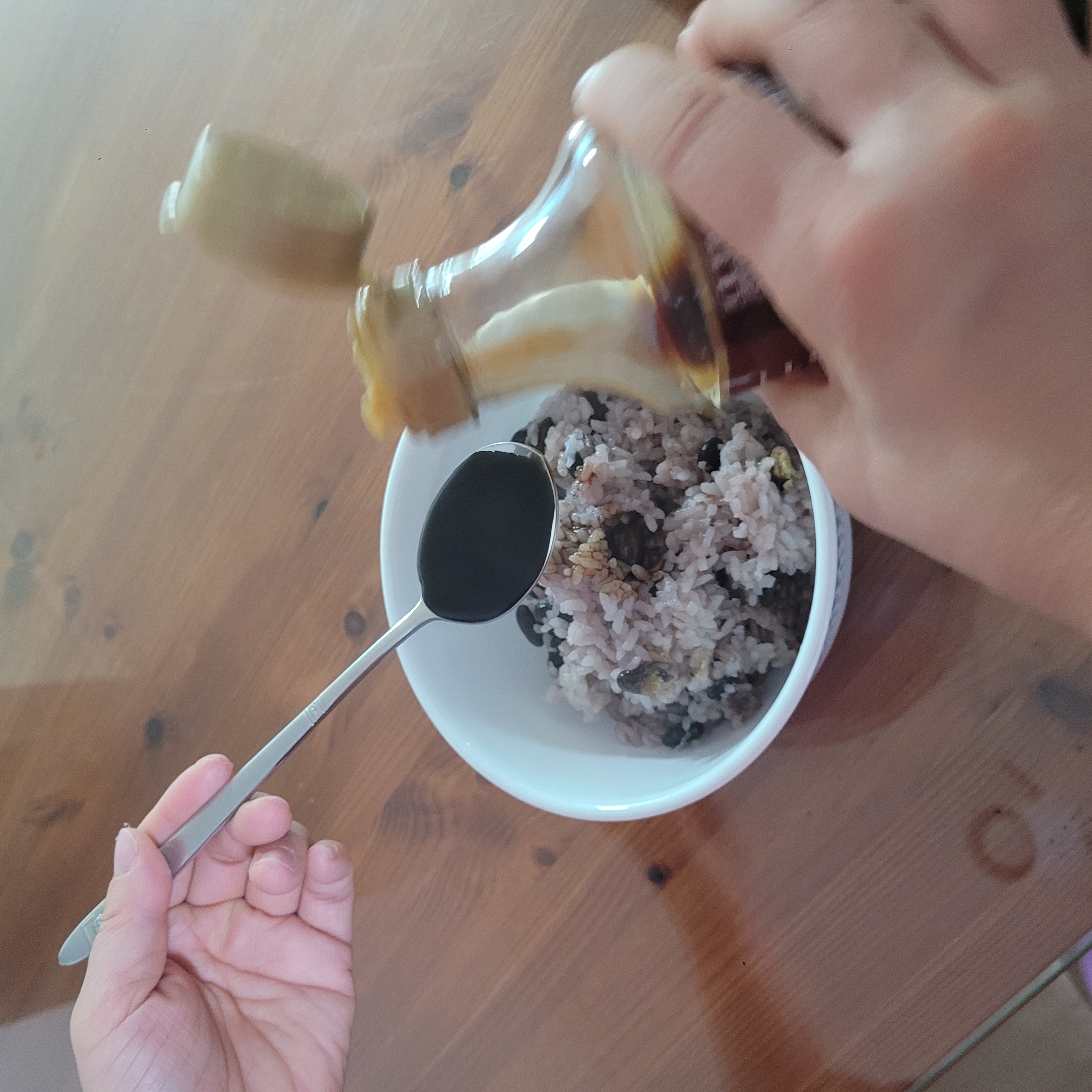 밥-진간장-넣는-사진