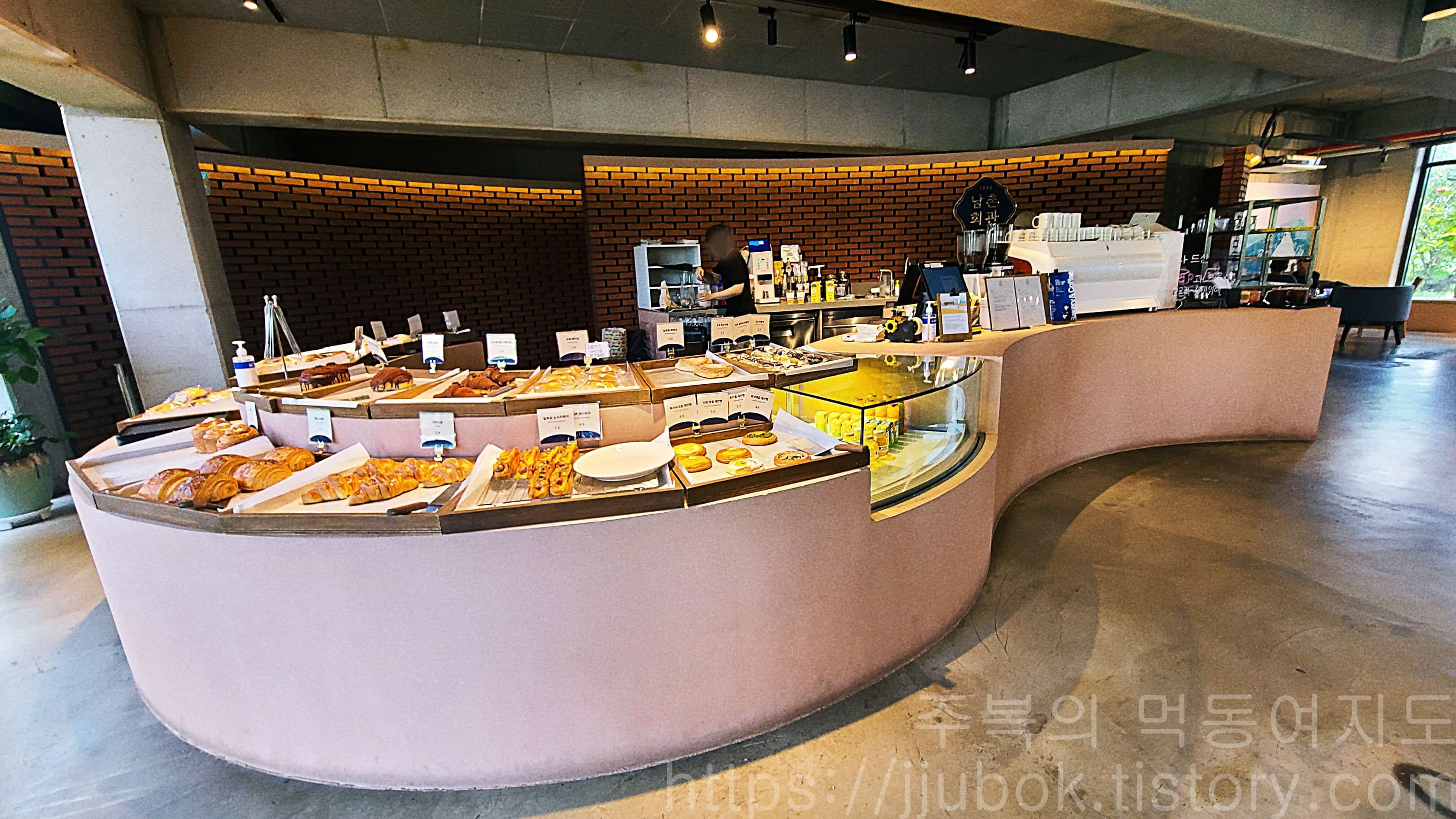 남촌회관-베이커리-진열대