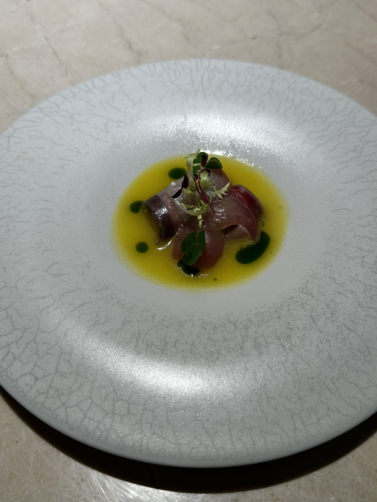 흰색 접시 위에 정갈하게 플레이팅 된 방어 사진