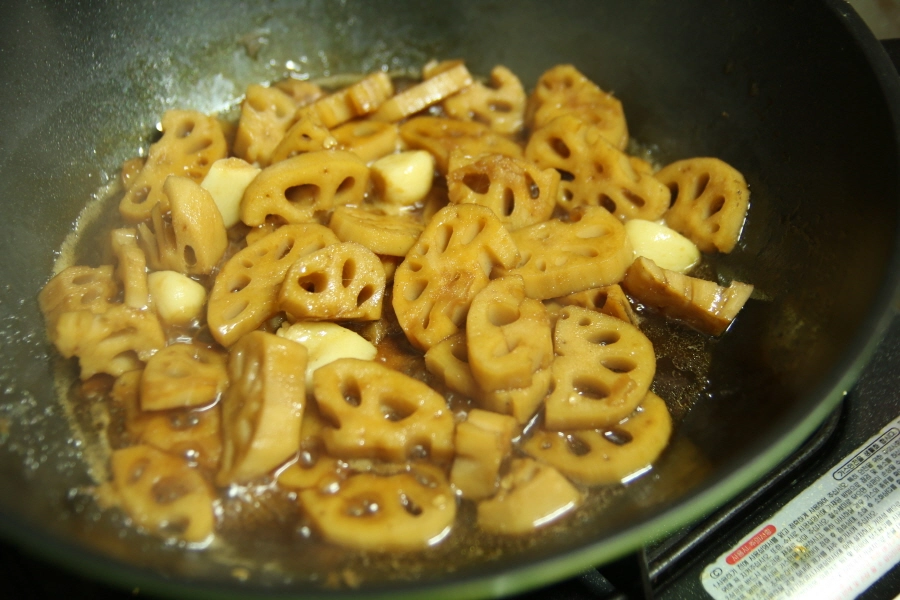 연근 졸이는 모습