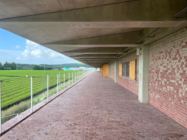 제주 서귀포시 남원읍 한남차밭에 있는 오설록 티팩토리. 건물 외부에서 전 생산 공정을 관람할 수 있도록 큰 창을 냈다. 빨간 벽돌은 제주 화산송이로 만든 것이다.