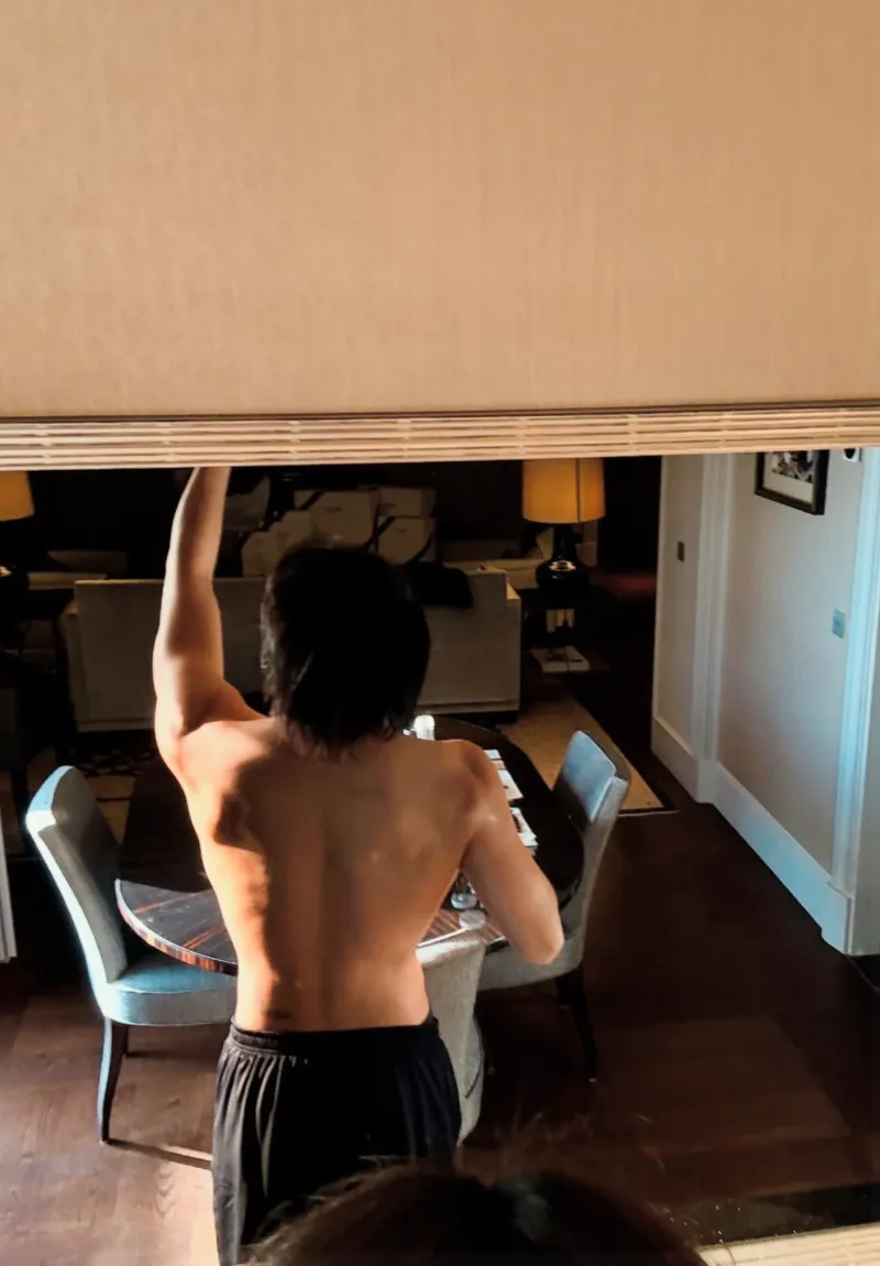 BTS 뷔, 뷔 공항패션, 뷔 패션위크 참석, 뷔 셀린느 패션쇼, 뷔 셀린느 앰버서더, 뷔 셀린느 2026, 셀린느 2026 컬렉션, 셀린느 패션 트렌드, 파리 패션위크, 인천공항 뷔 출국, 뷔 런웨이 룩, 뷔 셀린느 2026 컬렉션, 셀린느 글로벌 앰버서더, 생클루 국립공원 패션쇼, 뷔 패션 아이콘, BTS 뷔 셀린느, 뷔 셔츠 스타일, 셀린느 캐시미어 카디건, 뷔 히로노 인형, 뷔 셀린느 화보, 셀린느 남성룩, 뷔 셀린느 무드, 뷔션위크, Vashion Week, TaehyungXCeline