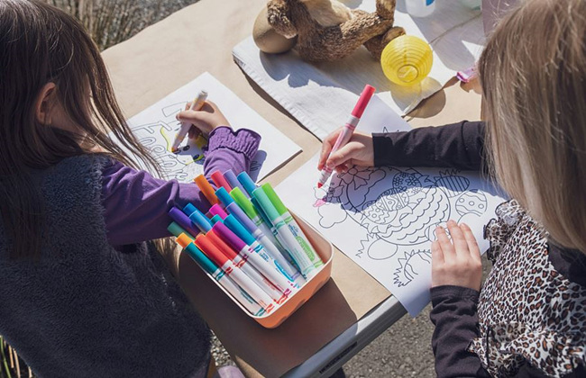 출처 unsplash 제공, 아이들이 컬러링북 색칠하는 사진