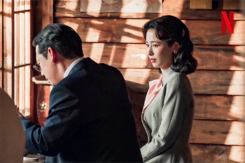 웨이브 파마 머리에 경성크리처의 명자를 연기하는 배우 지우