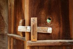 빗장이-걸려있는-시골집-대문