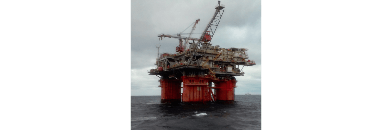 해상에서 원유를 채취하고 있다