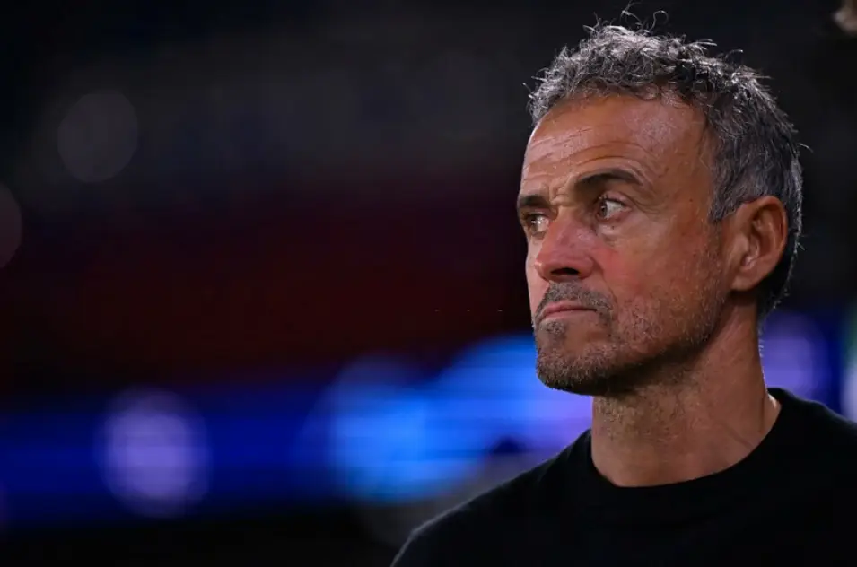 이강인- 검은옷을 입고 먼곳을 바라보는 엔리케 감독