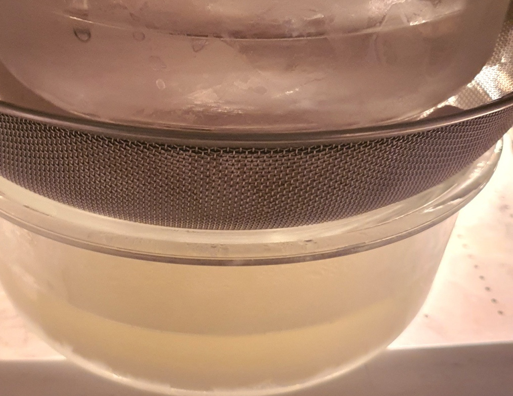 요거트에서 유청이 분리되는 모습