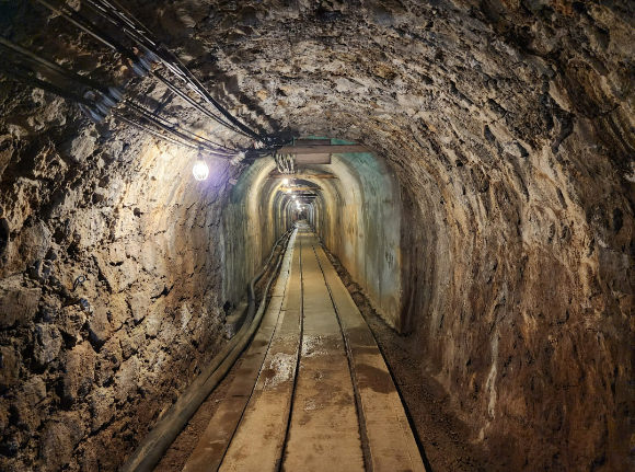 서경덕 교수는 25일 자신의 사회관계망서비스(SNS)를 통해 "답사 자료를 엮어 사도광산의 전체 역사를 올바르게 알리지 않고 있는 일본의 행태를 유네스코 측에 고발하도록 하겠다"고 밝혔다. [사진=서경덕 교수 SNS]