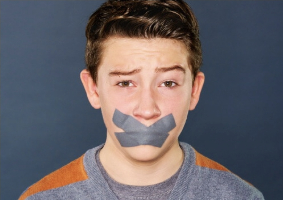 입에 테이프를 붙혔다