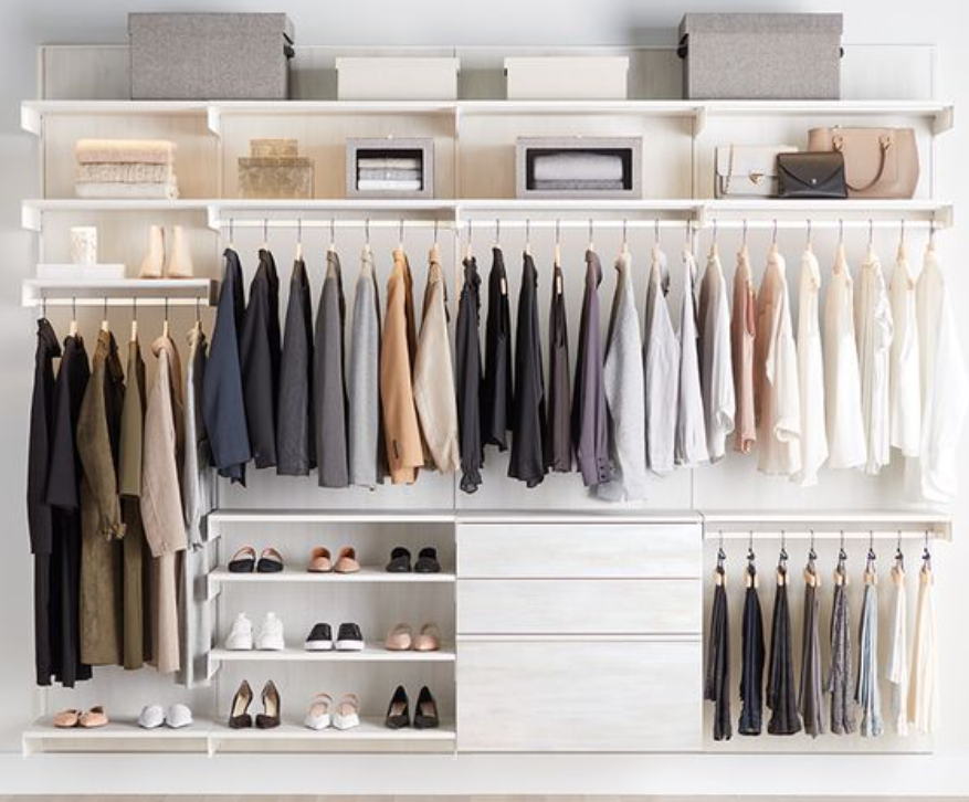 깔끔하게 정리된 옷장
