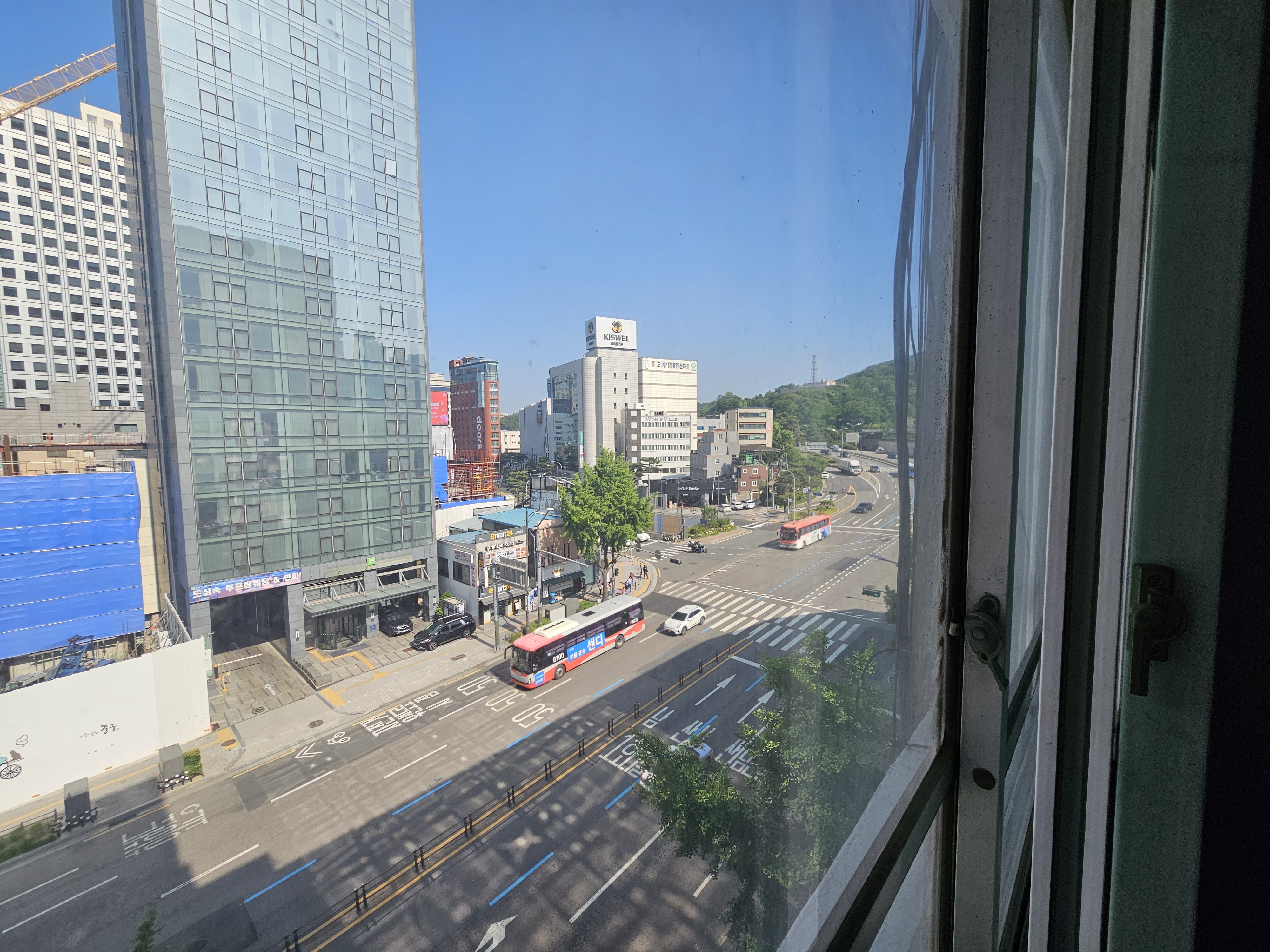 빌딩 사무실 내부에서 바라본 외부 전경