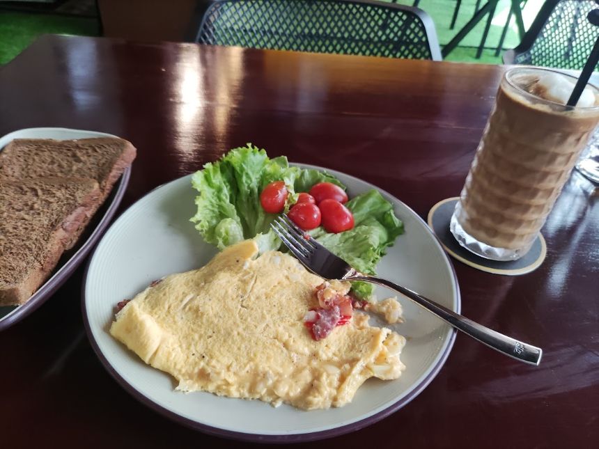 호텔 1층 카페에서 주문한 오믈렛과 코코넛 커피 조식