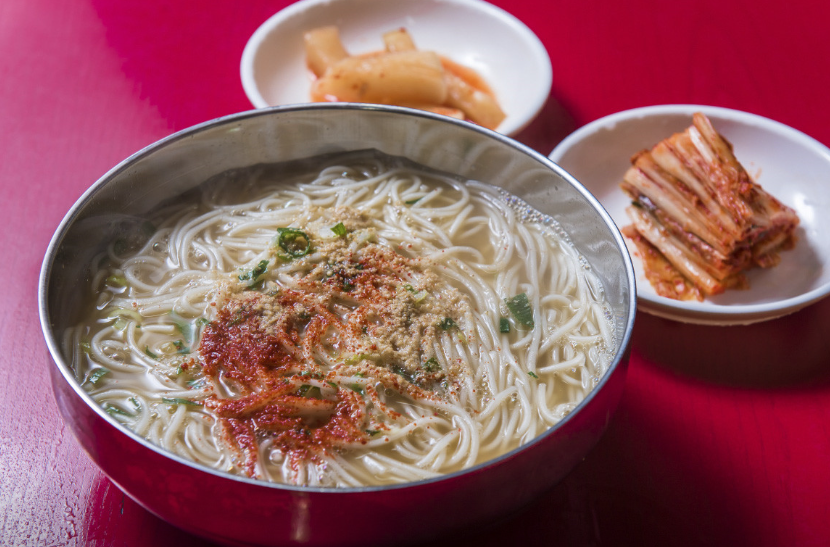 진한 국물맛이 느껴지는 잔치국수